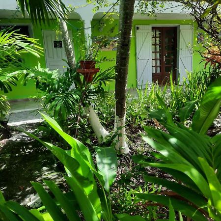 Le Jardin De Massieux Apartment Bouillante Luaran gambar