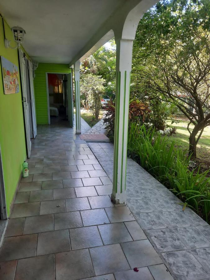 Le Jardin De Massieux Apartment Bouillante Luaran gambar